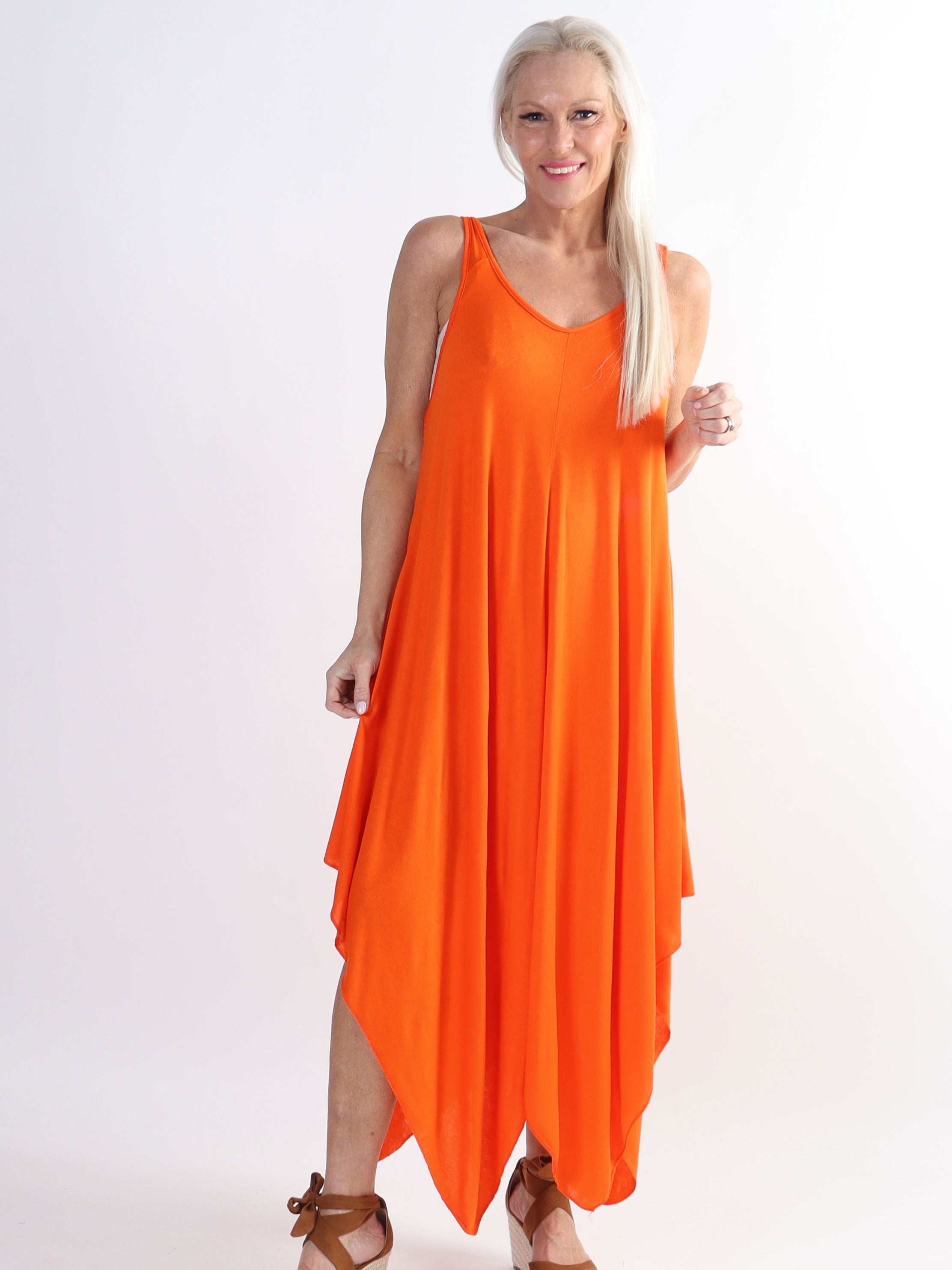 Veronica - Solid klänning i stora storlekar med breda axelband